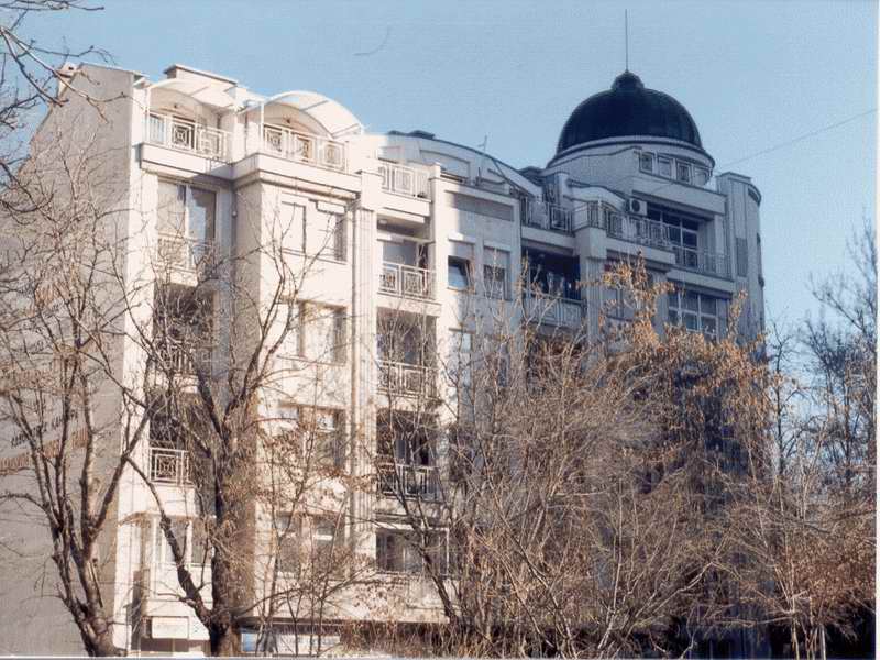 Жилищно-търговска сграда - площад Кочо Честименски